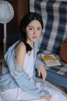 美女扒开胸罩露出奶头的